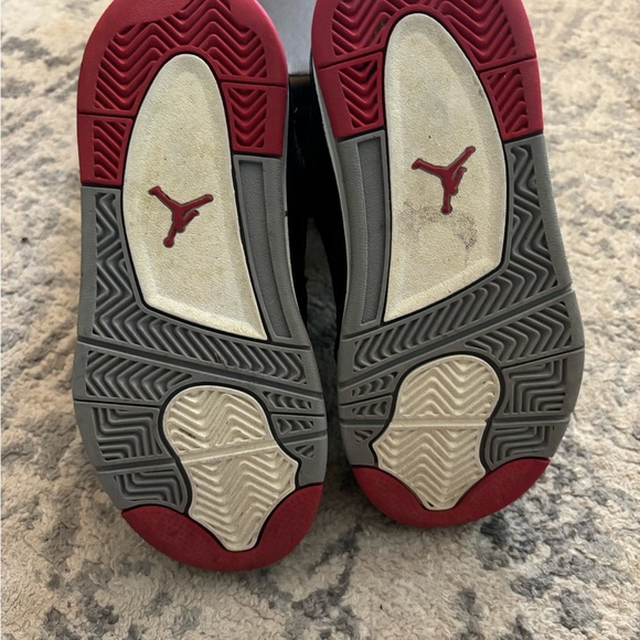 Retro Jordan 4 black and red. Great condition. Boys size 13 - Picture 5 of 5